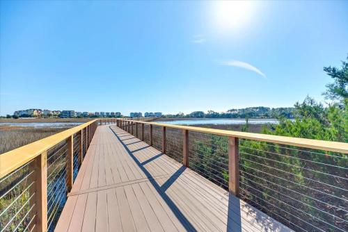 Coastal 2BR Condo w Ocean Views & Pool photo 35