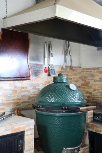 a large green pot sitting on top of a stove at Departamentos Perfectamente ubicados con alberca in Ciudad Madero