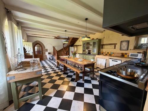 a large kitchen with a checkered floor at LE DOMAINE DE COAT ROGAN, La chambre du Jaudy in Pommerit-Jaudy