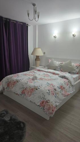 a bedroom with a bed with a floral comforter at The Skyline in Reading
