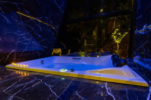 a bath tub sitting on a counter in a room at Retiro Empíreo in Nova Petrópolis