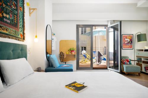ein Schlafzimmer mit Bett und ein Wohnzimmer in der Unterkunft The Caravan in Thessaloniki
