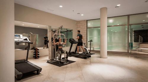 VACATION MARBELLA I Villa Finesse, Luxury Villa, Golden Mile, Swimming-pools, Sauna, Spa, Gym, Gated Community, Minutes from Golfs and Beaches
