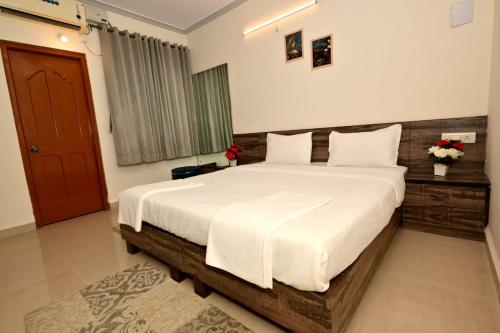 a bedroom with a large bed with white sheets at Scandi-Stay 2BR by Benaulim Beach in Benaulim