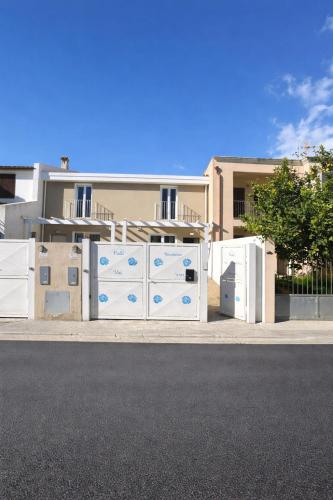 a building with white drawers on the side of a street at Pula Residence - Via Delle Rose in Pula
