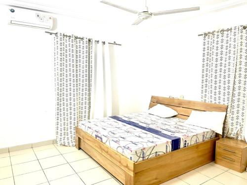 a bedroom with a bed and a ceiling at Havre de paix prestige in Midja