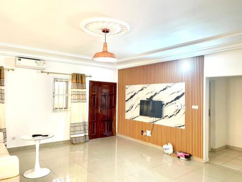a living room with a painting on the wall at Havre de paix prestige in Midja