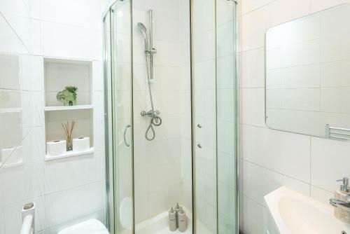 a bathroom with a shower and a toilet and a sink at Huge Modern 3 Bed Flat Central For Sightseeing in London