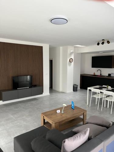 Moderne Residenz mit mehreren Balkonen