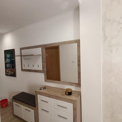 un bagno con lavandino e specchio di Apartments Barbara a Pinezići