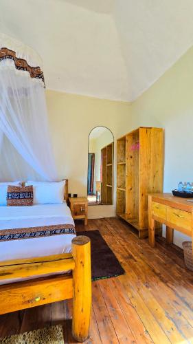 Llit o llits en una habitació de Bwindi Neckview Lodge