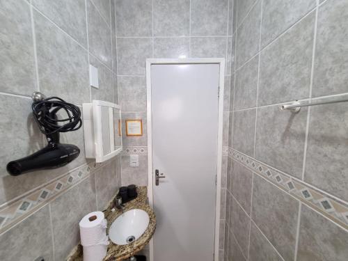 a bathroom with a sink and a toilet in it at Espaço do acalanto- Quarto em apartamento compartilhado in Natal