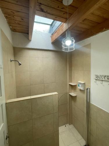 a bathroom with a shower with a glass door at Alojamiento en el centro de Salta - Casaguemessalta in Salta