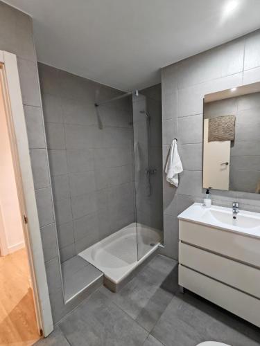 a bathroom with a shower and a toilet and a sink at Boutique 2 apartamento Ave centro Lleida in Lleida