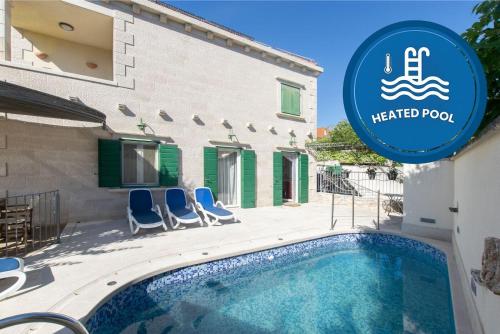 a swimming pool in front of a building with a hotel room at Villa Serena in Mirce