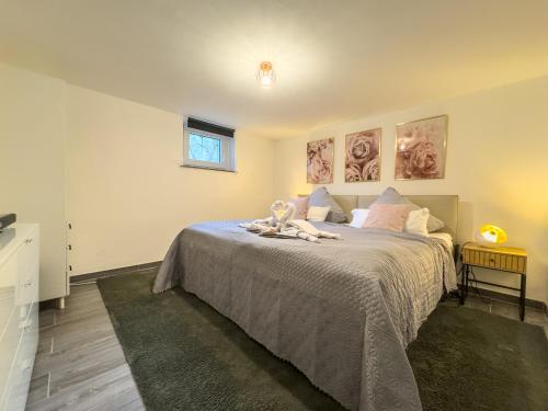 a bedroom with a bed and a window at Souterrain Apartment mit eigenem Eingang und Terasse in Sarstedt