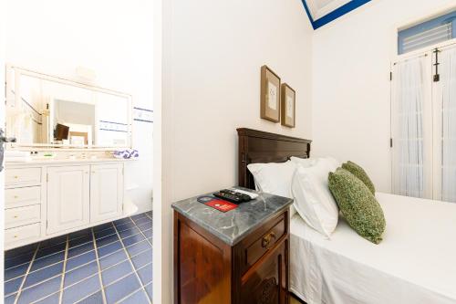a bedroom with a bed and a bathroom with a mirror at Fazenda Santanna Hotel in Amparo