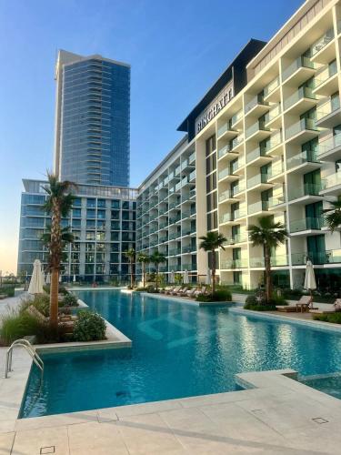 Elegant Dubai Stay Pool, Gym, Padel & Concierge