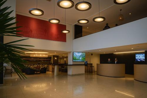 a lobby with a bar and a tv in it at Blue Tree Premium Alphaville in Barueri