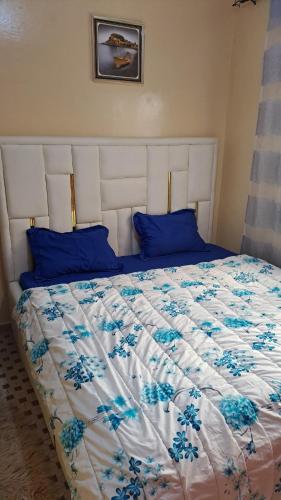 Muzz house tesisinde bir odada yatak veya yataklar