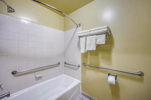 a bathroom with a tub and a sink and towels at Best Western Blackfoot Inn in Blackfoot