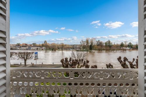 a group of birds on a fence in front of a river at Maison bourgeoise, Rives du Cher, 14 pers in Montrichard
