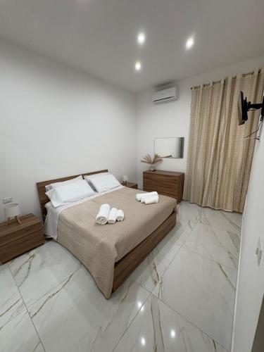 a bedroom with a bed with two towels on it at Casa del maresciallo in Giovinazzo