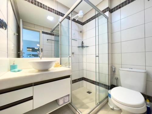 a bathroom with a toilet sink and a shower at Frente mar na praia de Itaparica! in Vila Velha