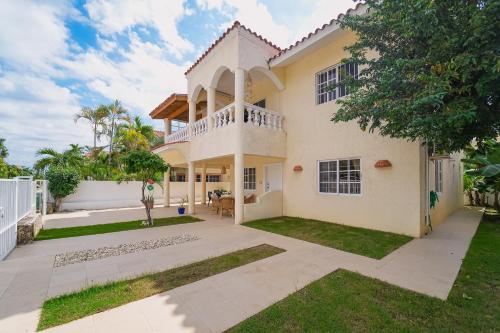 Tropical 2 Bedroom Villa with Private Garden - Resort Beach Access - Bávaro, Punta Cana