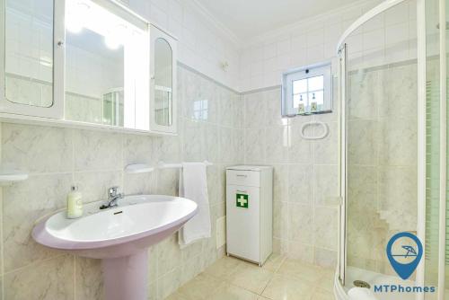 Vila Portuguesa by MTPhomes