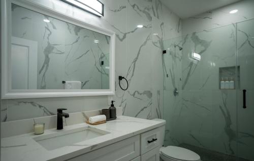 a bathroom with a shower and a toilet and a sink at 4BR5BA Luxury World Cup hub in North Bergen