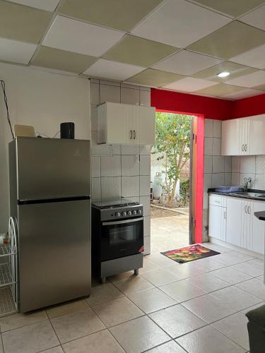 eine Küche mit Kühlschrank und Herd in der Unterkunft Harmony Home in Willemstad