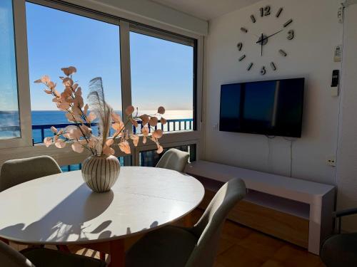 Seafront Apartment with Private Free Parking
