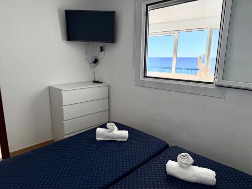 Seafront Apartment with Private Free Parking