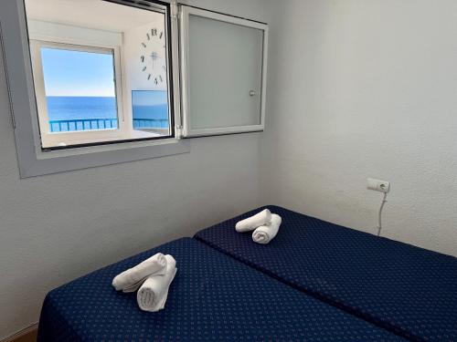 Seafront Apartment with Private Free Parking