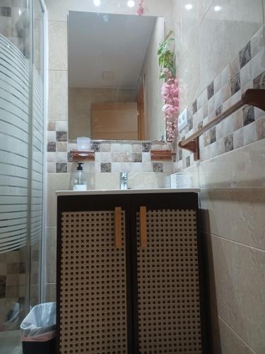a bathroom with a sink and a mirror and a bench at bonito estudio equipado in Alcorcón