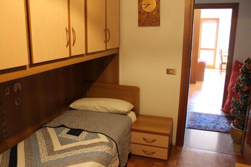 1 Schlafzimmer mit 2 Betten und einer Tür zum Flur in der Unterkunft Patrick's House in Belluno