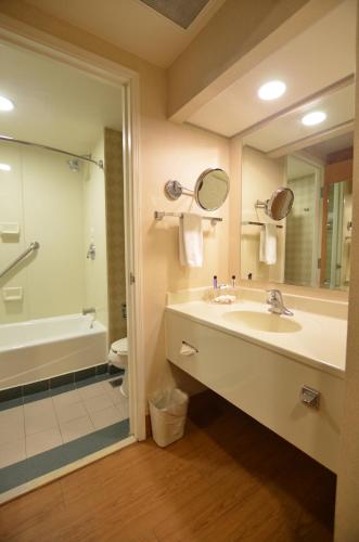 a bathroom with a sink and a tub and a toilet at iStay Hotel Ciudad Victoria in Ciudad Victoria
