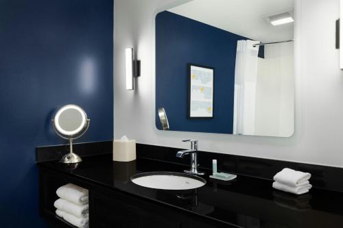 a bathroom with a sink and a mirror at City Express by Marriott Washington, DC Northeast in Washington, D.C.