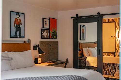 เตียงในห้องที่ voco The Tuxon by IHG