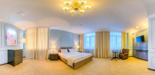 ウラン・ウデにあるReston Hotel & Spaのベッドルーム1室(ベッド1台、シャンデリア付)