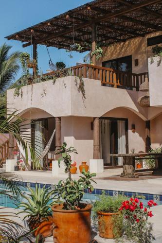 בריכת השחייה שנמצאת ב-Villa Rosa או באזור
