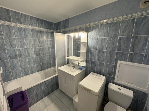 a bathroom with a toilet and a sink and a tub at Appartement centre Compiègne in Compiègne