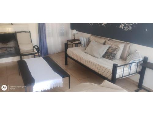 a living room with a couch and a table at Casa Willy Pampa in Barreal