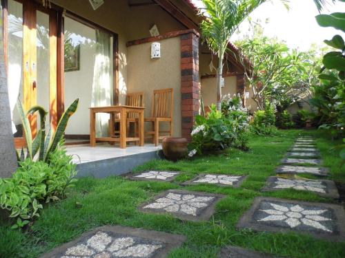 Made Taro - Menjangan Homestay