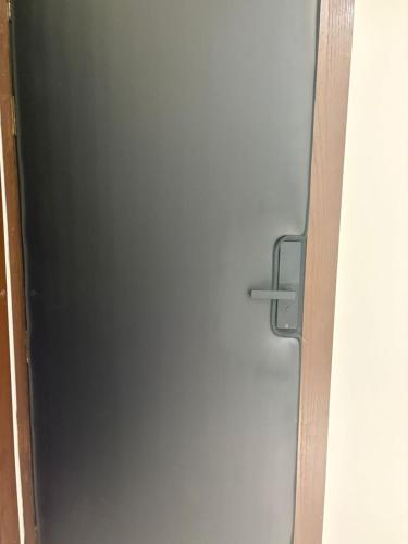 a black door with a metal handle on it at فنادق مخدومة in Quai