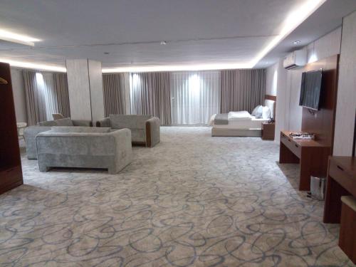a large living room with a couch and a television at ﻣﺆﺳﺴﺔ ﺷﻘﻖ ﺍﻟﻘﺎﺭﺍﺕ ﺍﻟﺴﺒﻊ ﺍﻟﻤﺨﺪﻭﻣﺔ in Raḩīmah