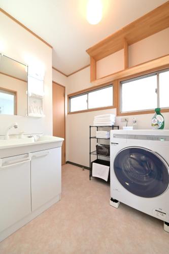 a laundry room with a washing machine and a sink at APROSTAY Fuji-kawaguchiko Aizen15 in Fujiyoshida
