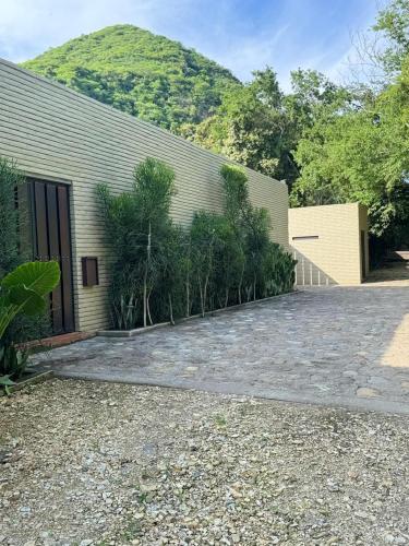 a building with a bunch of plants in front of it at Juntas del Lago - Casa 2 in Apulo