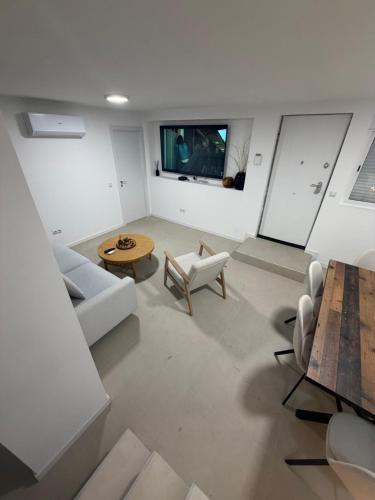 a living room with white furniture and a table at Jupiter 4 dormitorios 300 depósito in Alcorcón